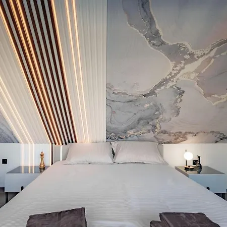 Luxury Skylight Loft & Terrace Center Апартаменти *