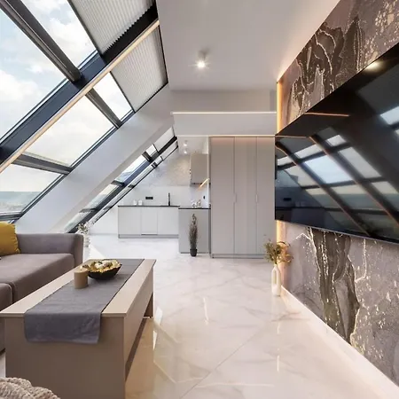 Апартаменти Luxury Skylight Loft & Terrace Center *
