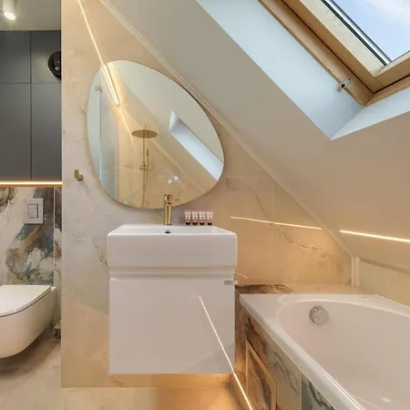 Апартаменти Luxury Skylight Loft & Terrace Center *