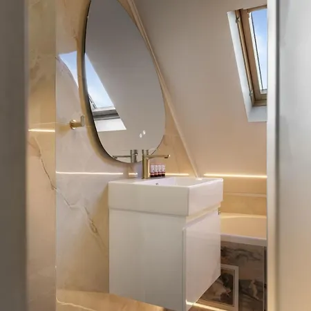 Luxury Skylight Loft & Terrace Center *