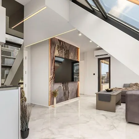 Апартаменти Luxury Skylight Loft & Terrace Center *