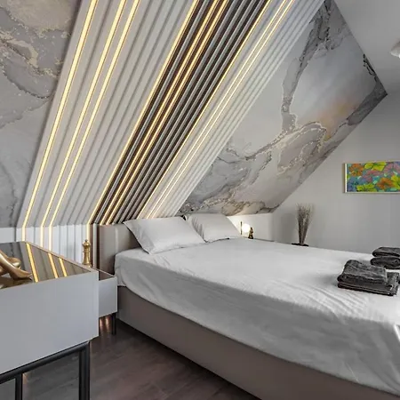 Luxury Skylight Loft & Terrace Center Апартаменти *