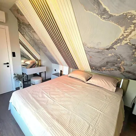 Апартаменти Luxury Skylight Loft & Terrace Center